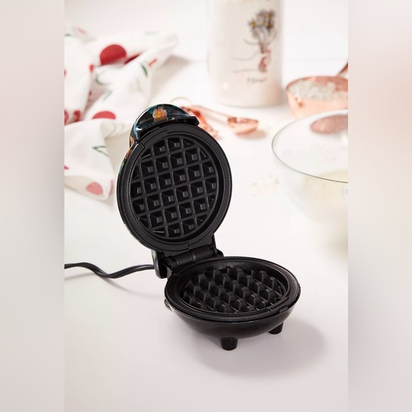 URBAN OUTFITTERS -• MINI WAFFLE MAKER - Picture 3 of 3